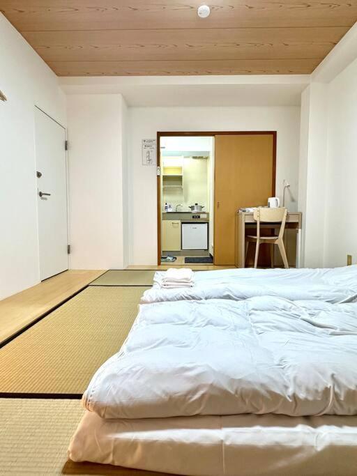 Apartment 205号室南海空港線沿い花園町駅2分和室ミニキッチンと専用バスルーム付きアクセス抜群