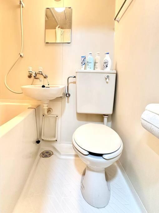 Apartment 205号室南海空港線沿い花園町駅2分和室ミニキッチンと専用バスルーム付きアクセス抜群 *